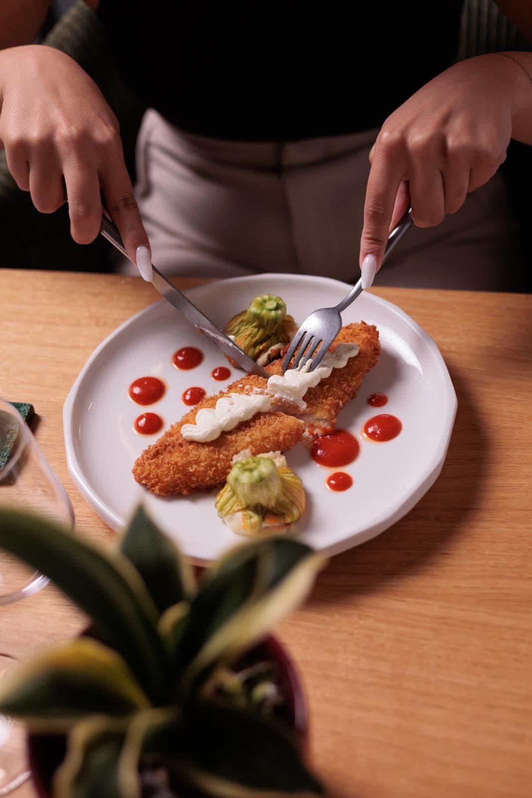 Cotoletta con fiori di zucchina e salsa rossa