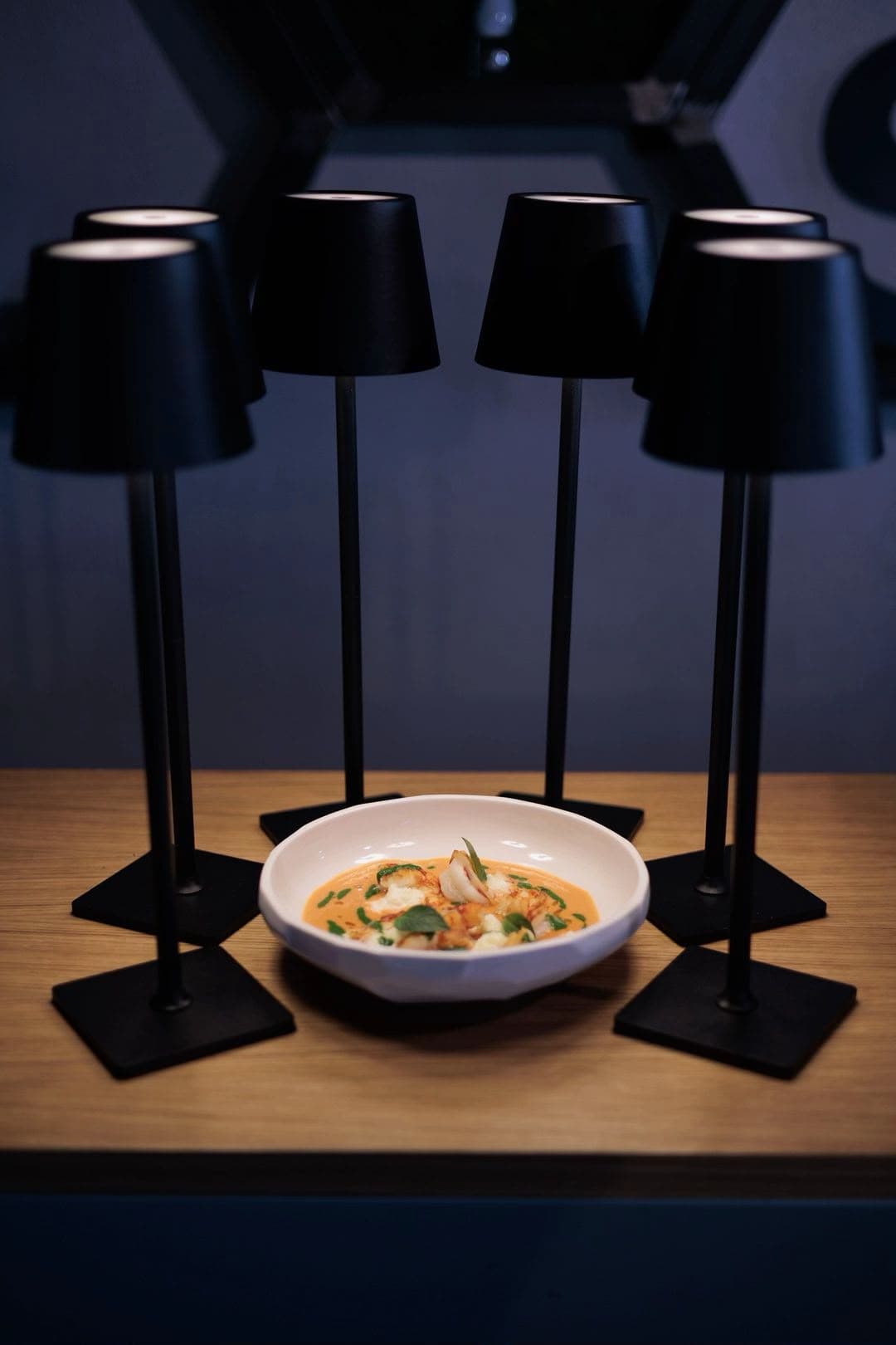 Piatto di mare illuminato da lampade da tavolo